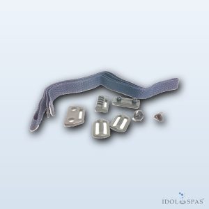 Set of strap and clip for fastening the cover to the reel device
