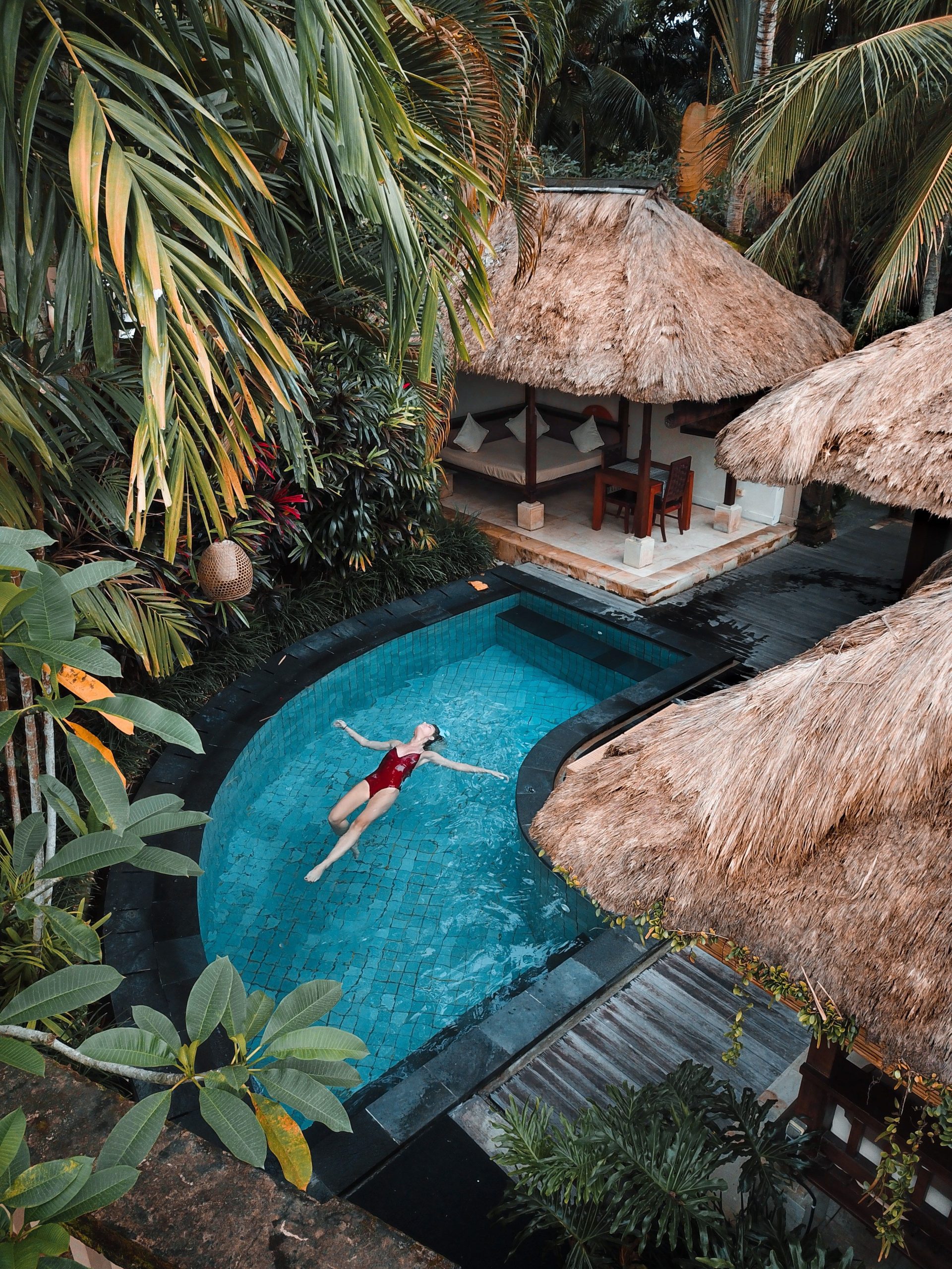 Malý bazén obklopený hustou vertikální zelení připomínající soukromý resort