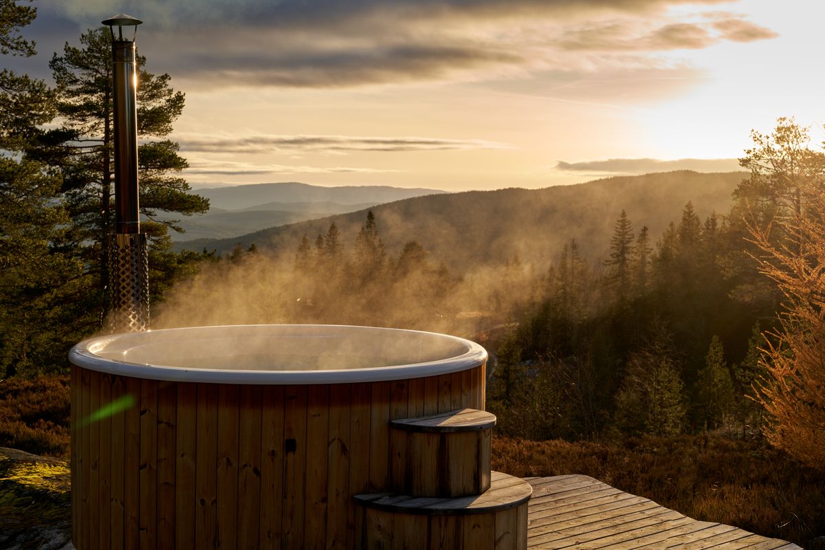 Kouřící venkovní spa za chladného večera na venkově, celoroční provoz