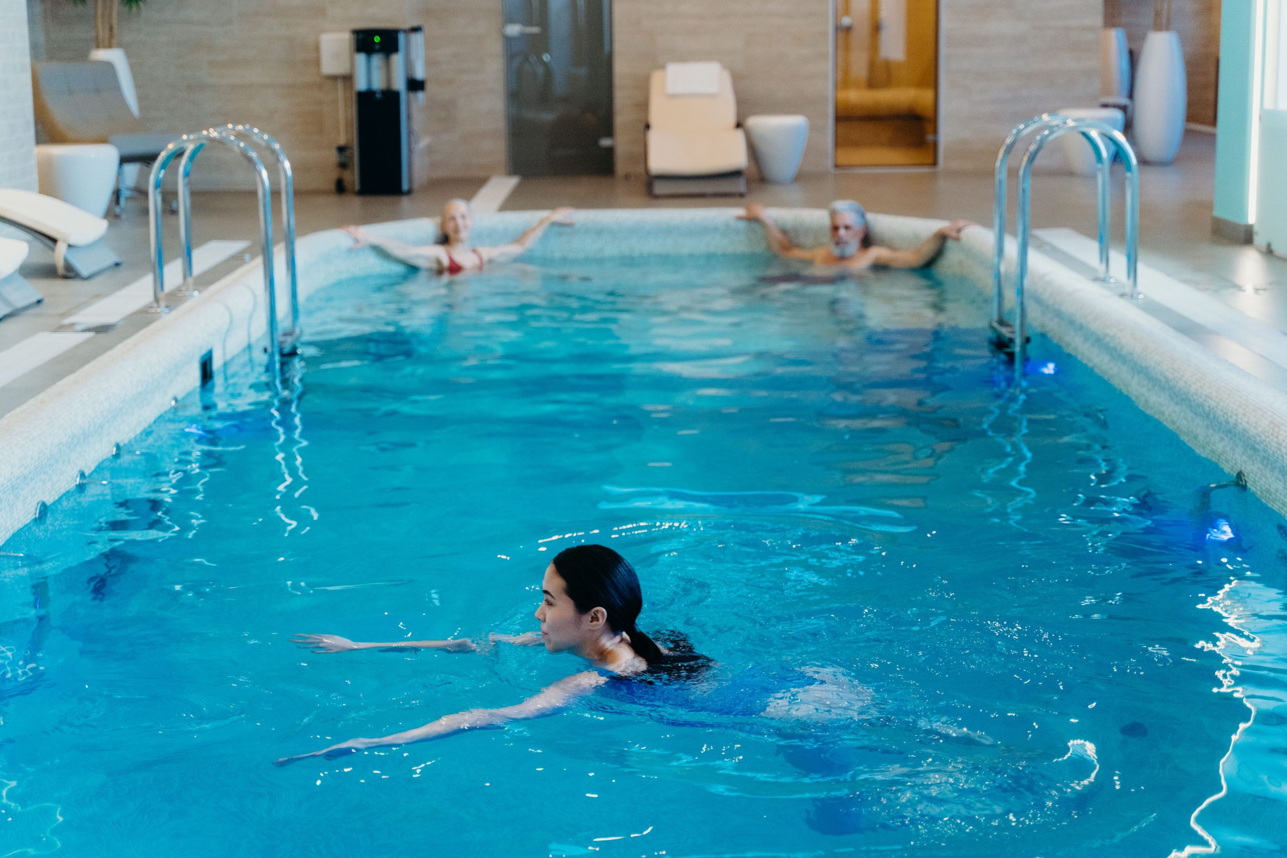 Vnitřní wellness bazén s celoročním provozem a udržovanou teplotou vody