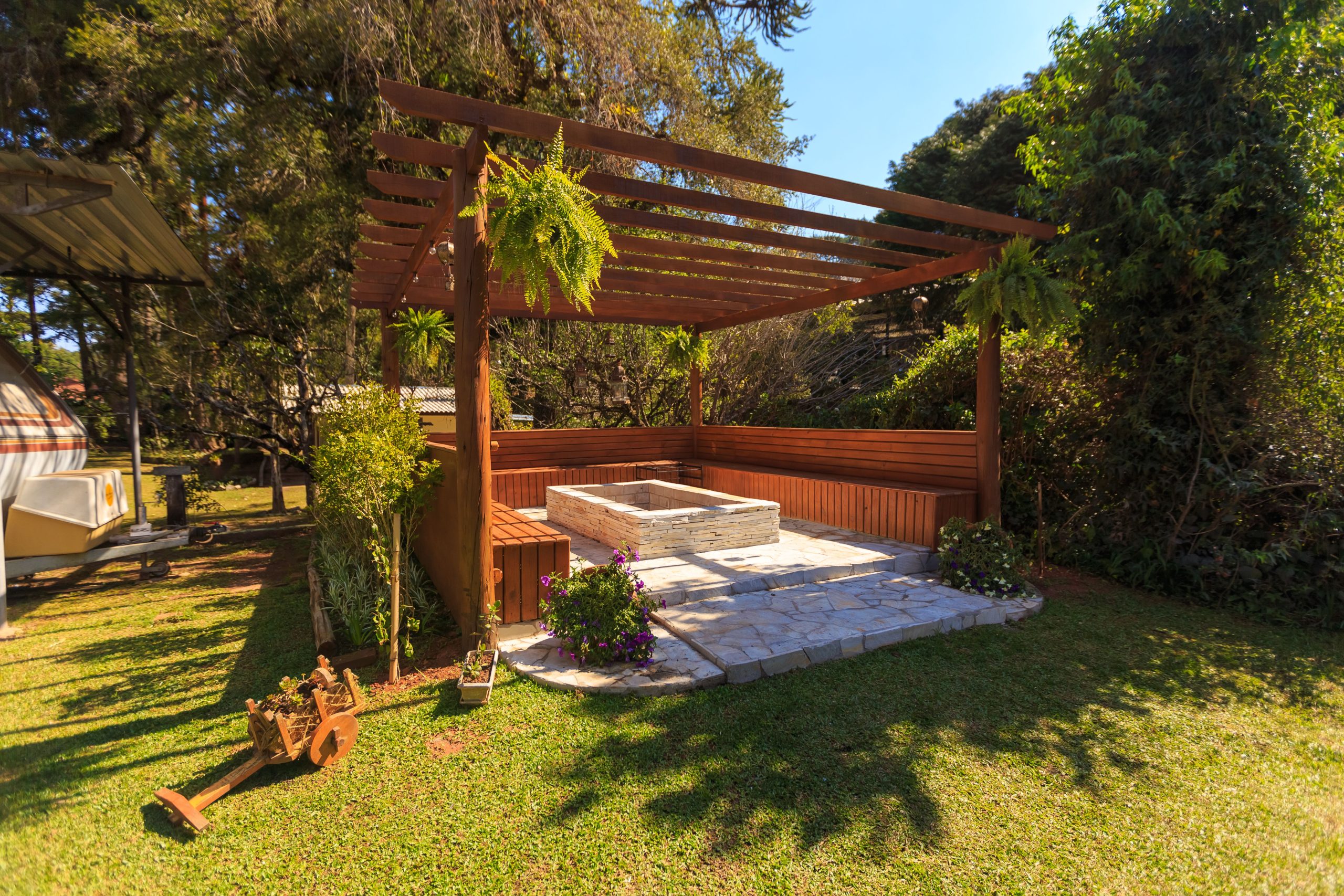 Dřevěné gazebo v zahradě — klasická varianta zastřešení vířivky