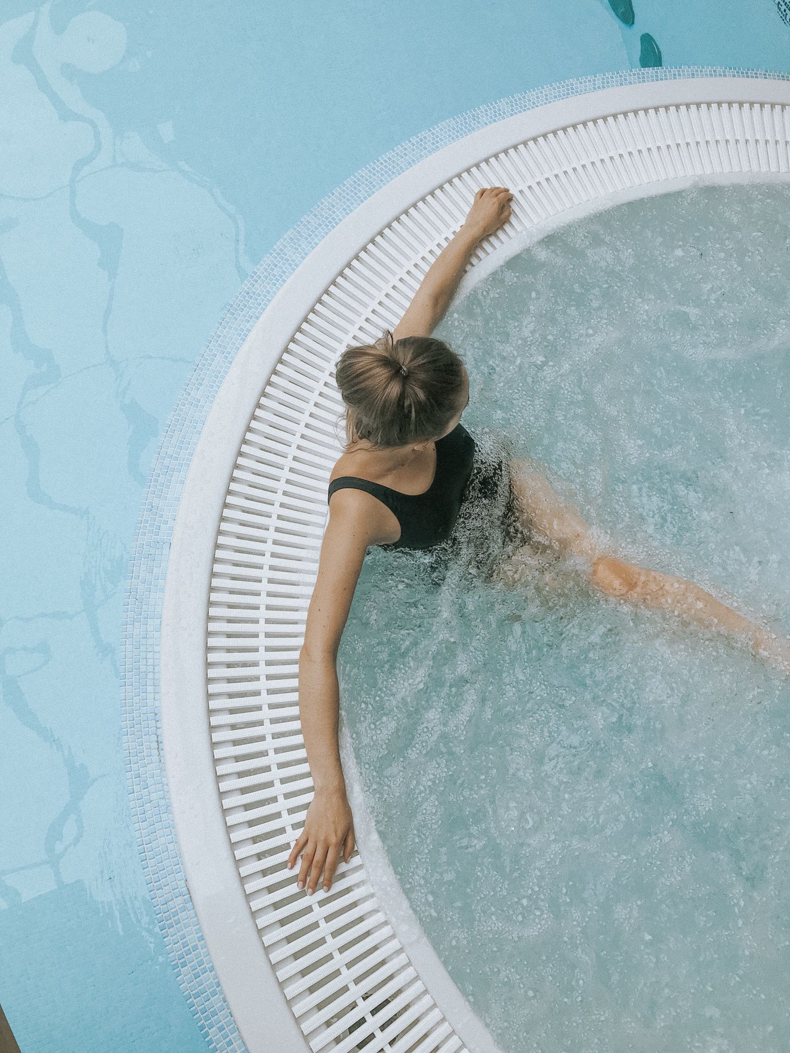 Vířivka spa s tryskami — bez termokrytu uniká teplo odparem z hladiny