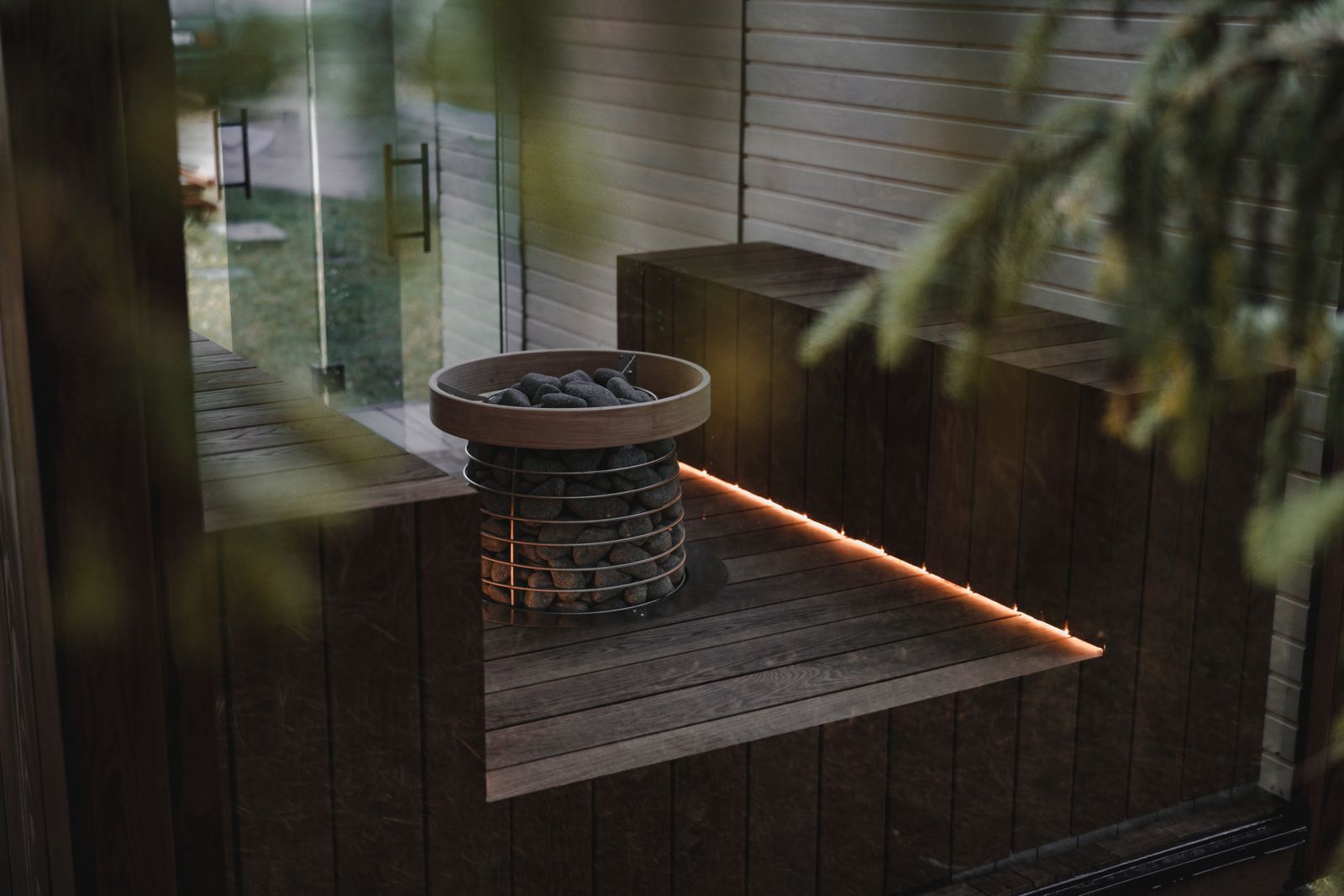 Moderní severská sauna s elektrickými kamny a saunovými doplňky
