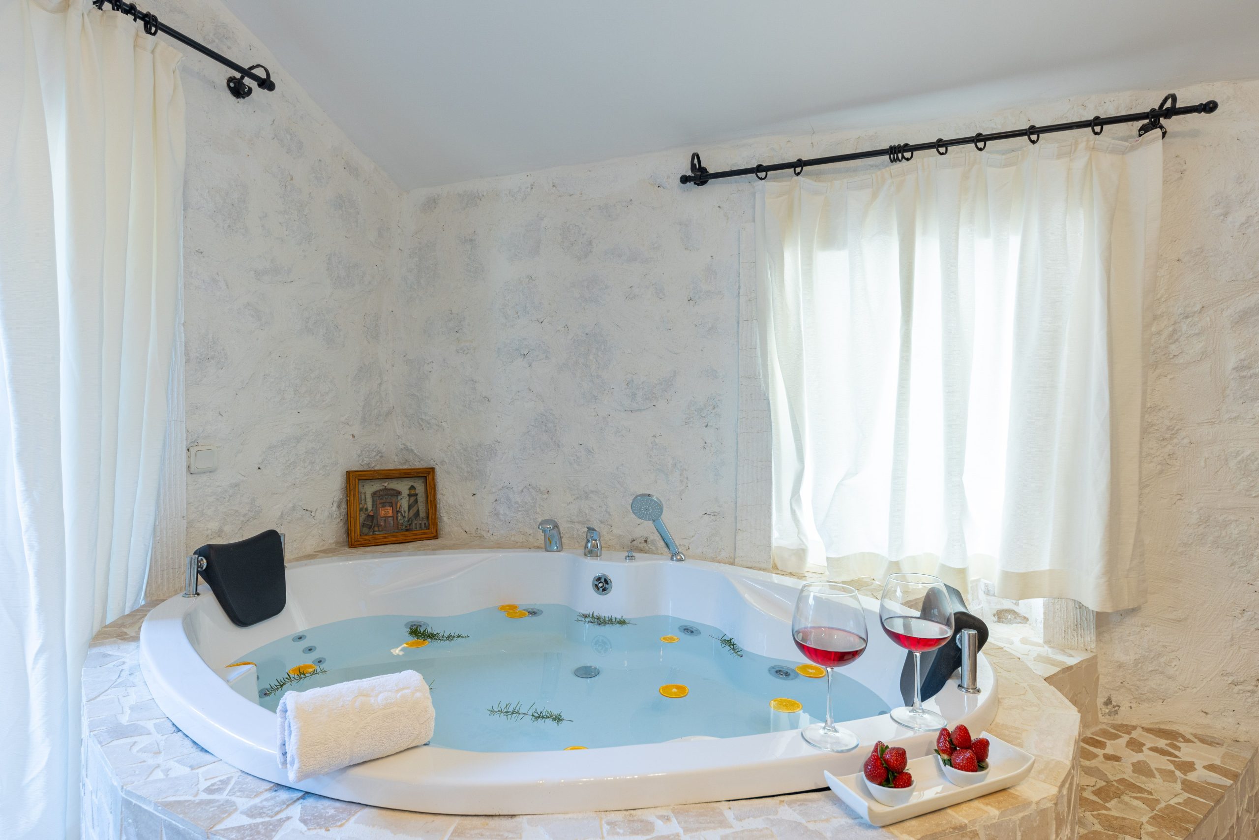 Detail akrylátové vany vířivky s hladinovou čárou a okrajem vany