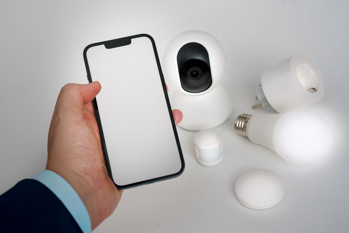 Chytrá domácnost ovládaná mobilním telefonem a propojenými zařízeními
