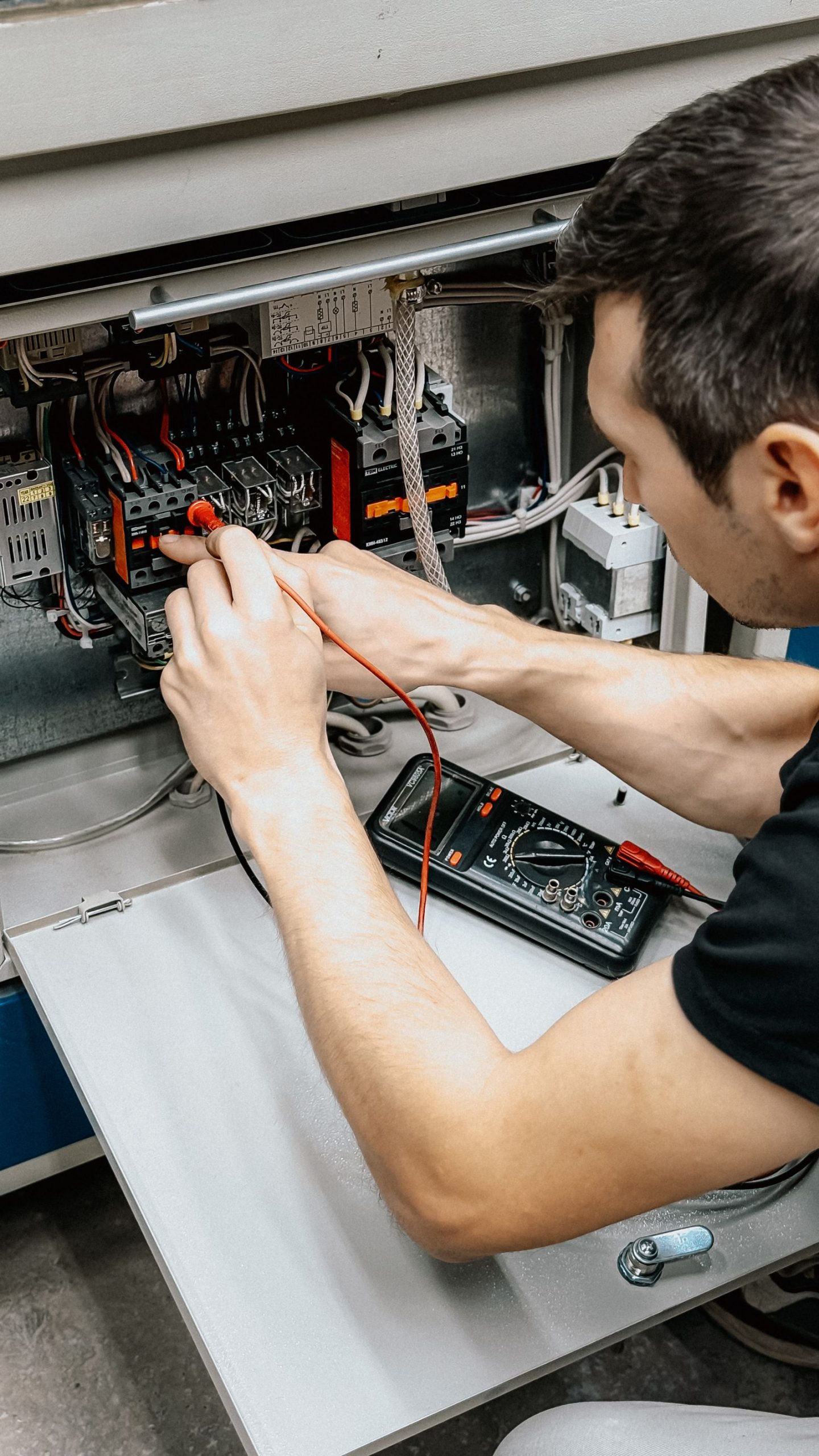 Elektrikář měří rozvaděč multimetrem — bazénovou elektroinstalaci smí navrhnout a připojit jen odborník