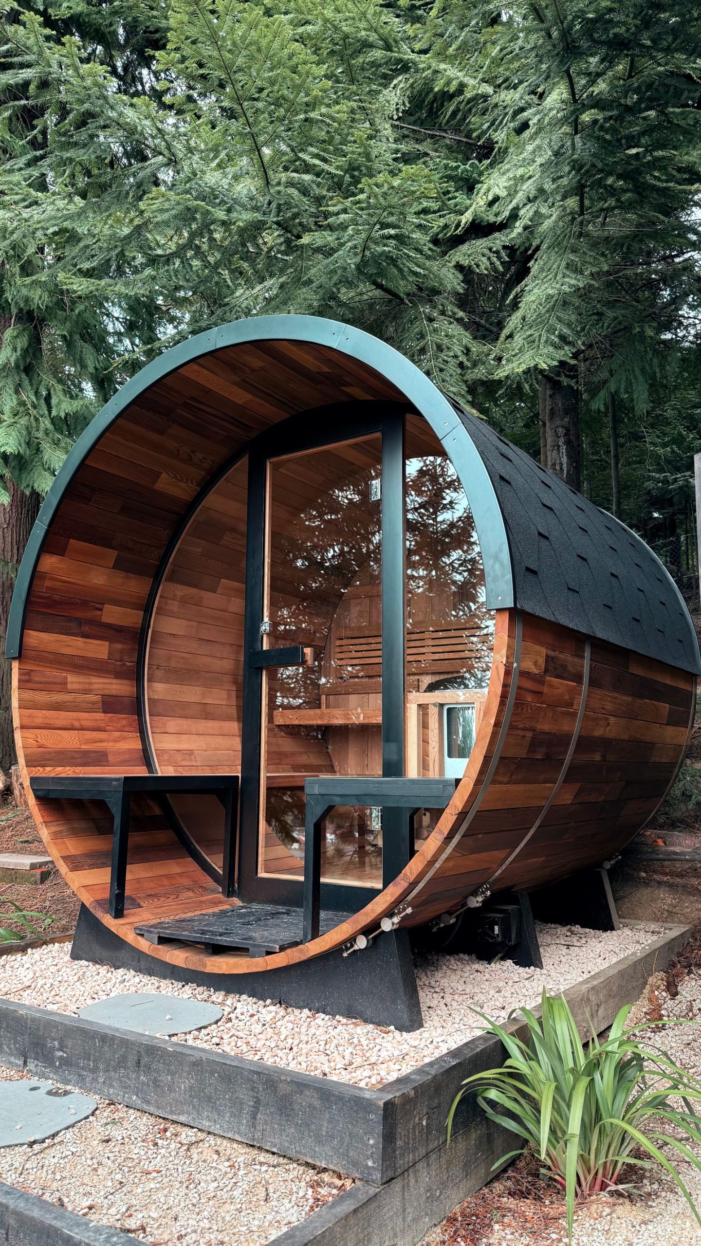Sudová zahradní sauna ze dřeva umístěná v přírodním prostředí