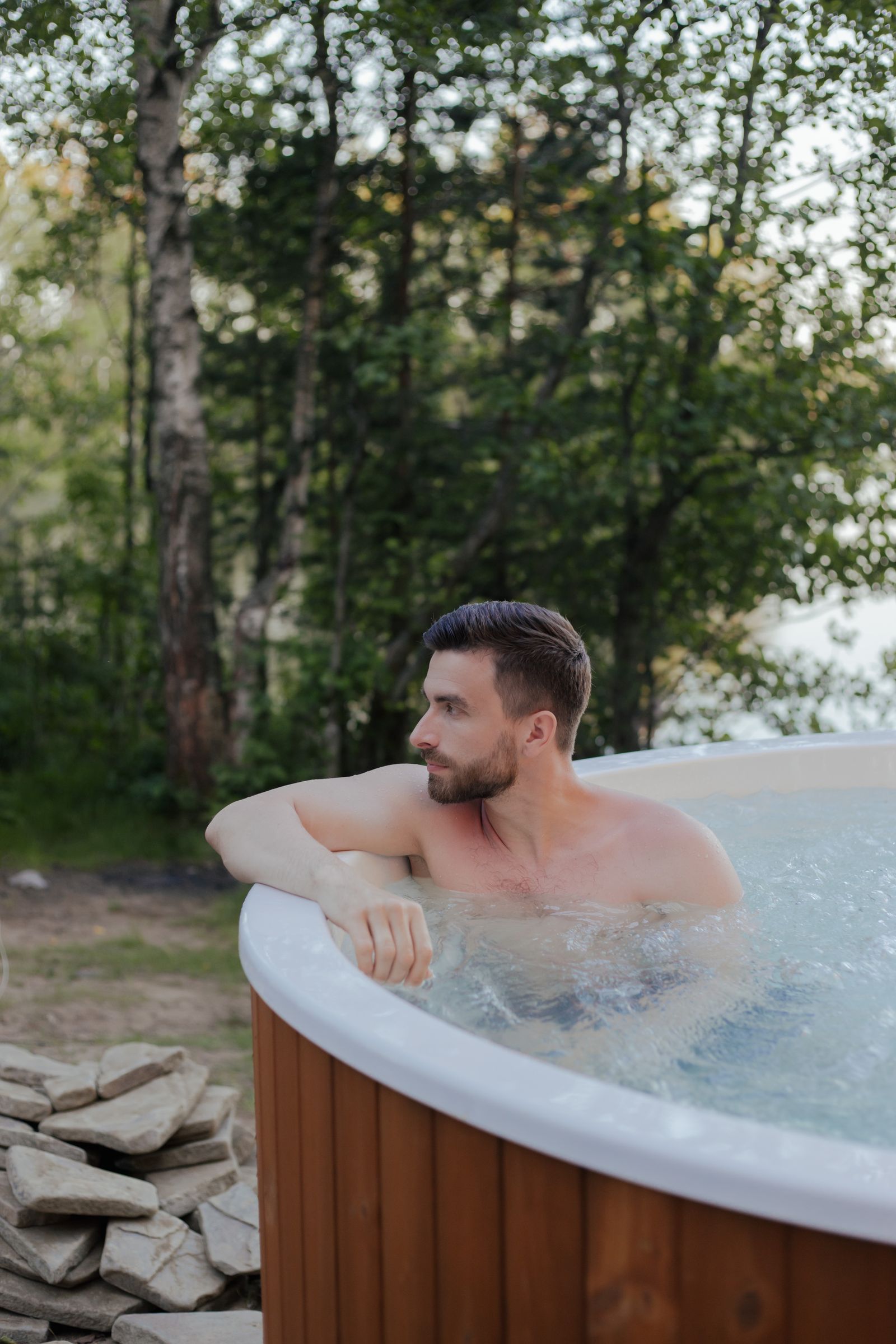 Muž relaxující ve venkovní vířivce