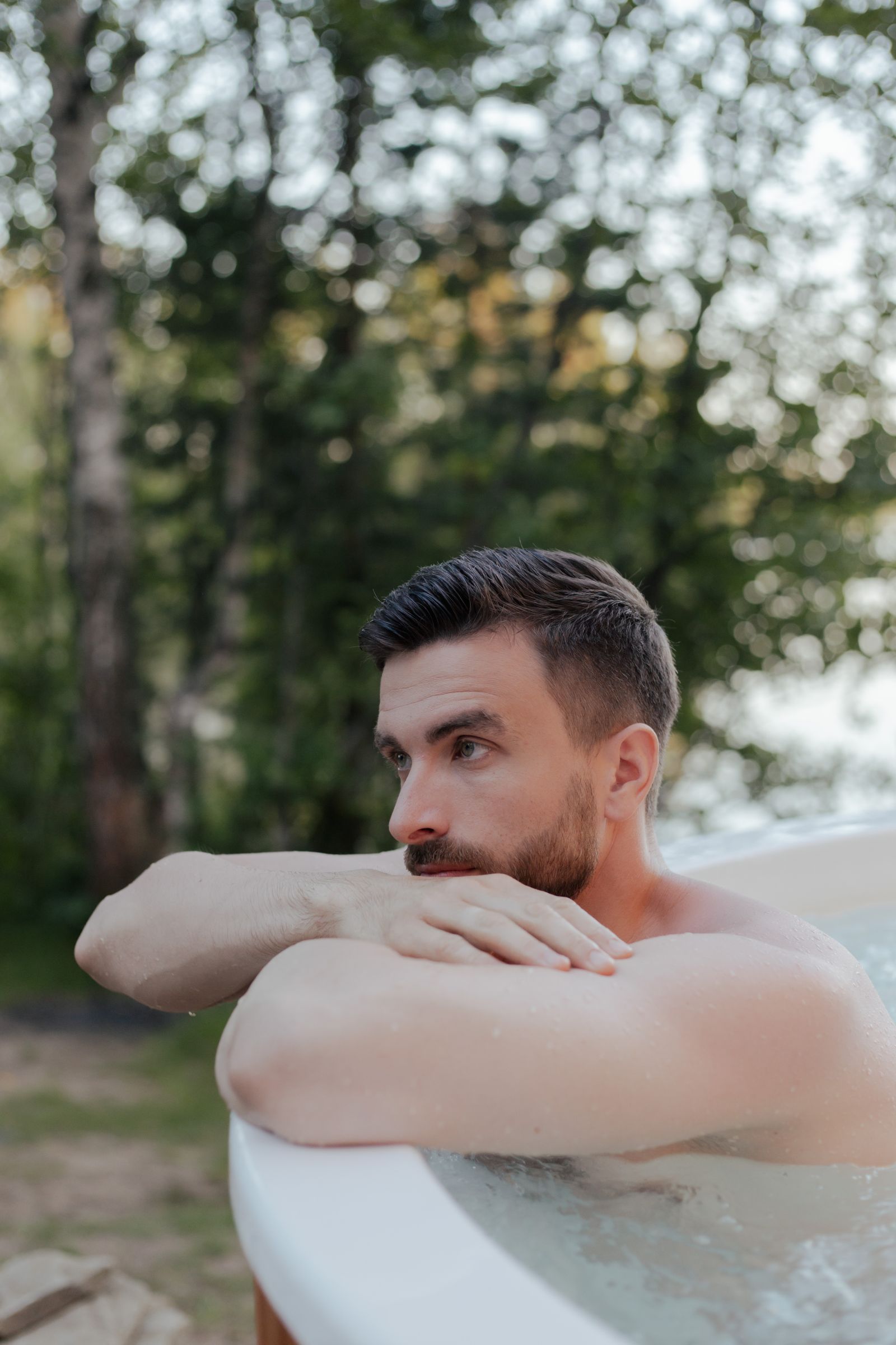 Muž relaxující ve vířivce s masážními tryskami