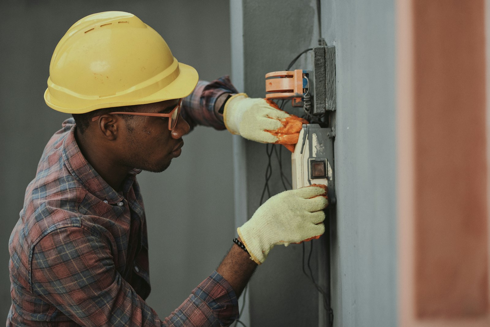 Kvalifikovaný elektrikář při instalaci elektrického vedení
