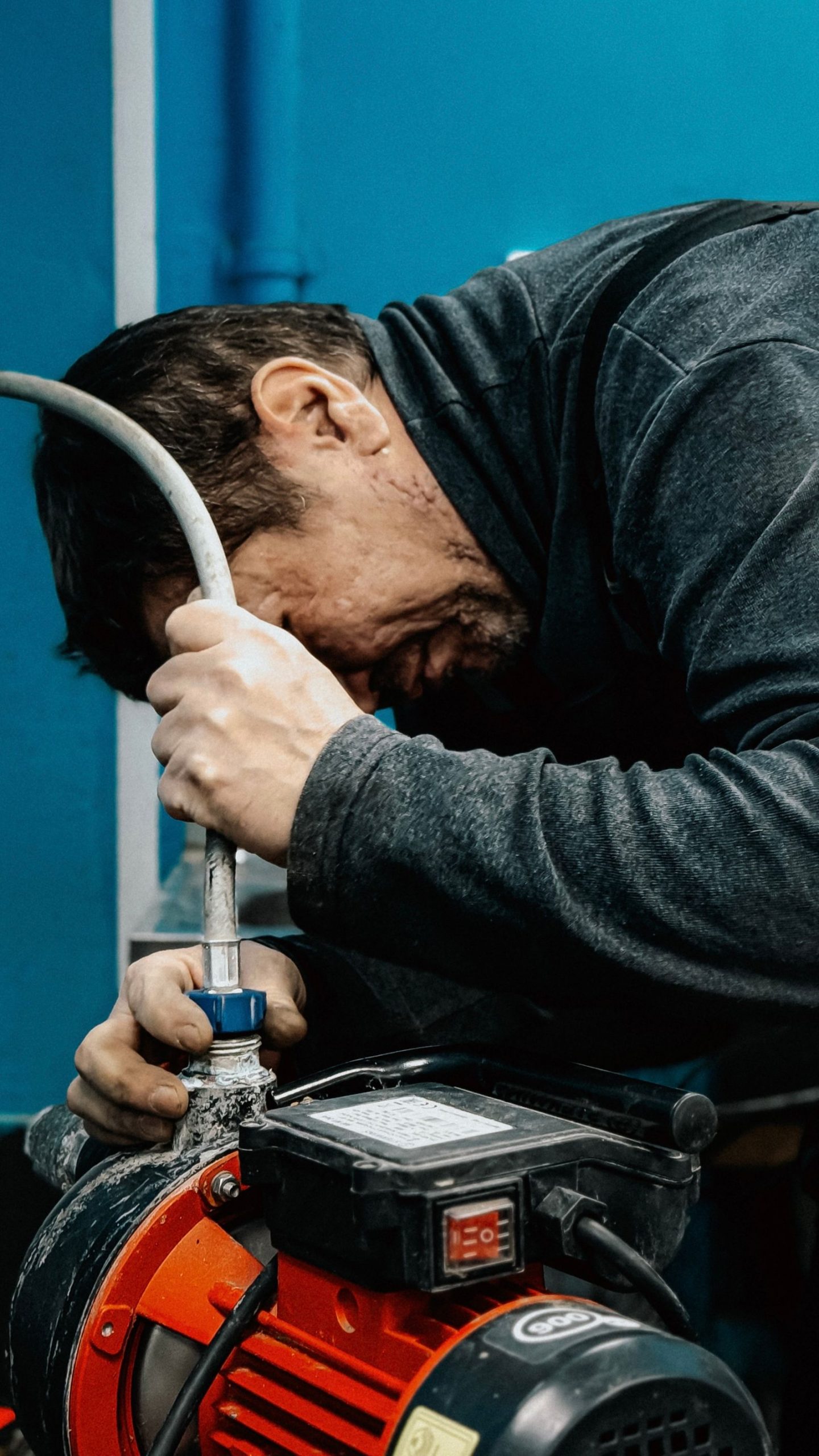 Technik pracuje na čerpadle s viditelným typovým štítkem na motoru — podle něj se díl identifikuje nejspolehlivěji