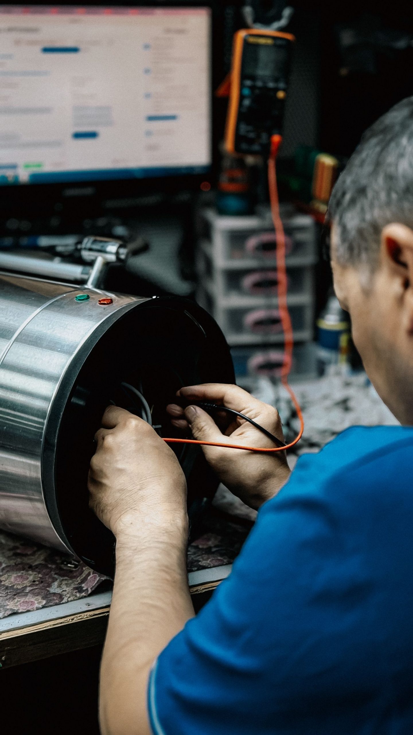 Technik proměřuje rozebraný motor čerpadla v dílně — oprava ucpávky vyžaduje čistotu a přesnost