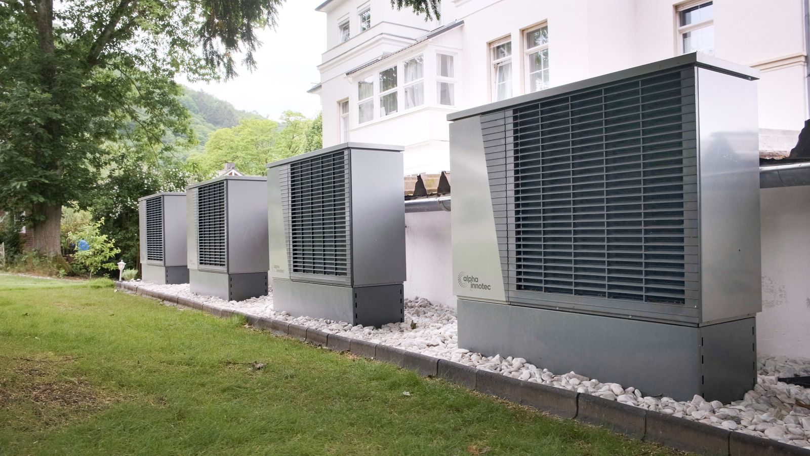 Řada venkovních jednotek tepelných čerpadel připravených k instalaci